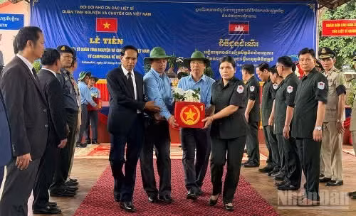 Y Ngoc, Permanent Vice Chairman of the Quang Ngai Provincial People's Committee, together with delegates, bids farewell to the remains of Vietnamese volunteer soldiers and military experts who sacrificed their lives in Cambodia as they are repatriated to their homeland. (Photo: HIEN CU)