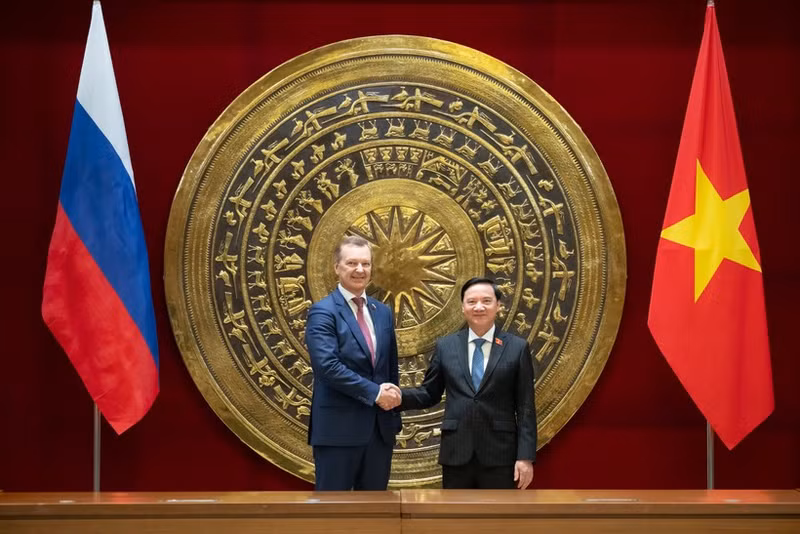 National Assembly Vice Chairman Nguyen Khac Dinh (R) and visiting First Deputy Speaker of Federation Council of Russia's Federal Assembly Andrey Vladimirovich Yatskin in Ha Noi on December 1. (Photo: quochoi.vn)