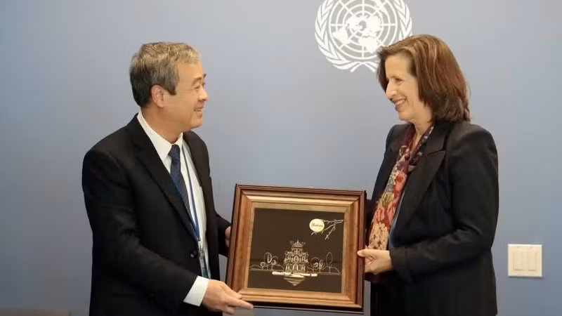 Ngo Dong Hai, Deputy Head of the Party Central Committee's Commission for Publicity, presents a gift to Melissa Fleming, UN Under-Secretary-General for Global Communications. (Photo: Permanent Mission of Viet Nam to the UN) 