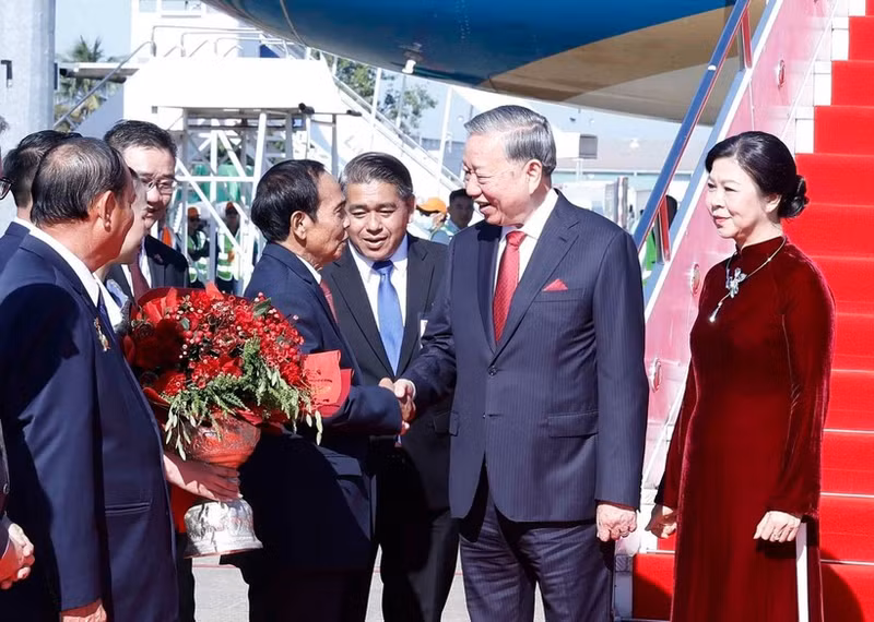 Party General Secretary To Lam and his spouse Ngo Phuong Ly, together with a high-ranking delegation of Viet Nam arrive at Wattay International Airport in Vientiane on December 1 morning. (Photo: VNA)