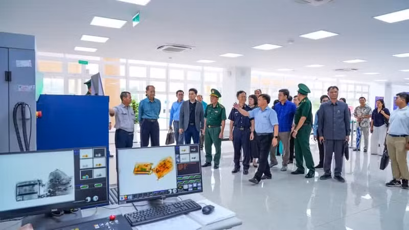 The delegations from both countries survey the operating and monitoring system at the Tan Nam international border gate in Tay Ninh province. (Photo:VNA)