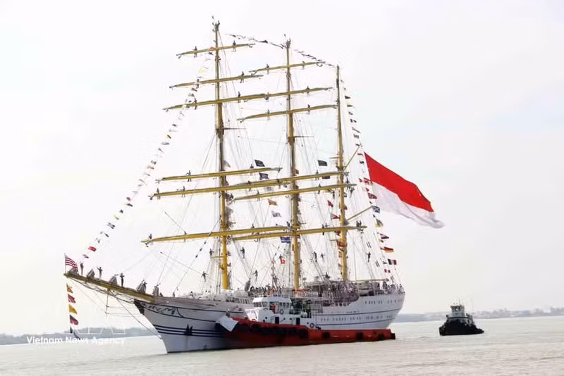 The Indonesian Navy’s sail training ship KRI Bima Suci is towed to Saigon – Hiep Phuoc port. (Photo: VNA) 