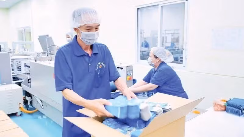 Inside a packaging manufacturing plant in Ho Chi Minh City invested in by a Singaporean enterprise. (Photo: Tung Anh/NDO)