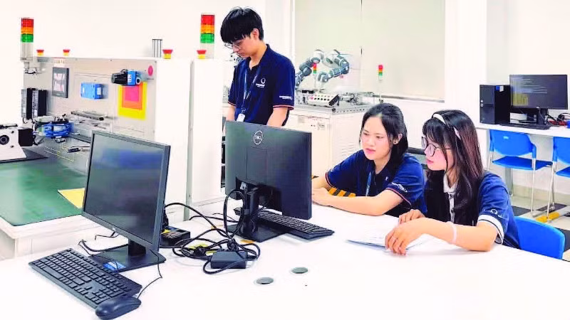 Students at the Robotics and Artificial Intelligence Laboratory of Phenikaa University.