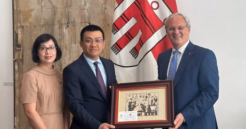 Vietnamese Ambassador to Austria Vu Le Thai Hoang meets President of the State Parliament of Vorarlberg Harald Sonderegger.
