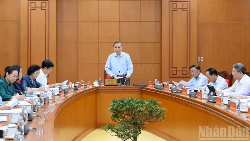 General Secretary of the Communist Party of Viet Nam Central Committee and President To Lam chairs the working session (Photo: VNA)