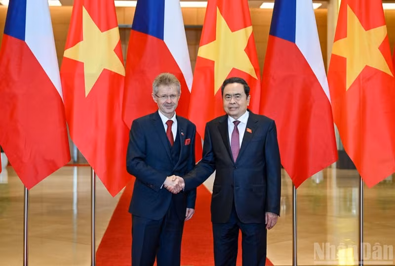 Chairman of the Vietnamese National Assembly Tran Thanh Man (R) welcomes President of the Senate of the Parliament of the Czech Republic Milos Vystrcil in Ha Noi on November 21. (Photo: NDO)