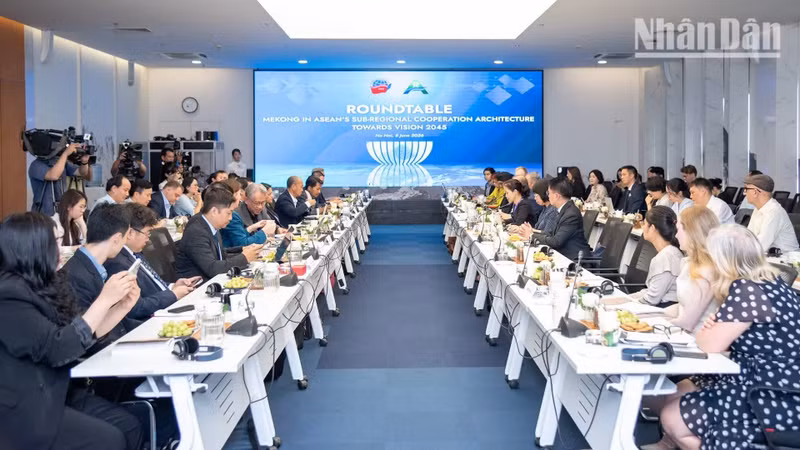 An overview of the roundtable on the Mekong in the bloc’s subregional cooperation architecture in Ha Noi. (Photo: NDO)