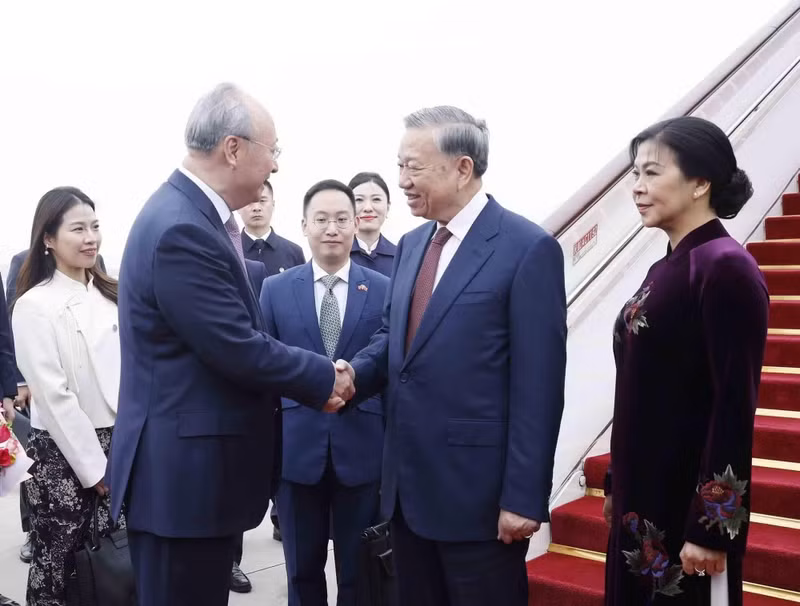 Welcome ceremony for General Secretary and President To Lam and his spouse at Beijing Capital International Airport. (Photo: VNA)