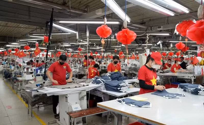 Workers make garment products for export in the northern province of Bac Ninh. (Photo: VNA) 