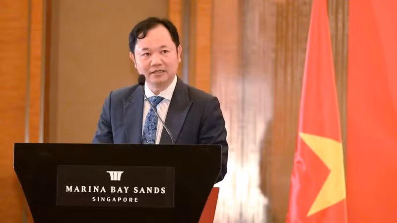 Trade Counsellor of Viet Nam in Singapore Cao Xuan Thang delivers remarks at the event.
