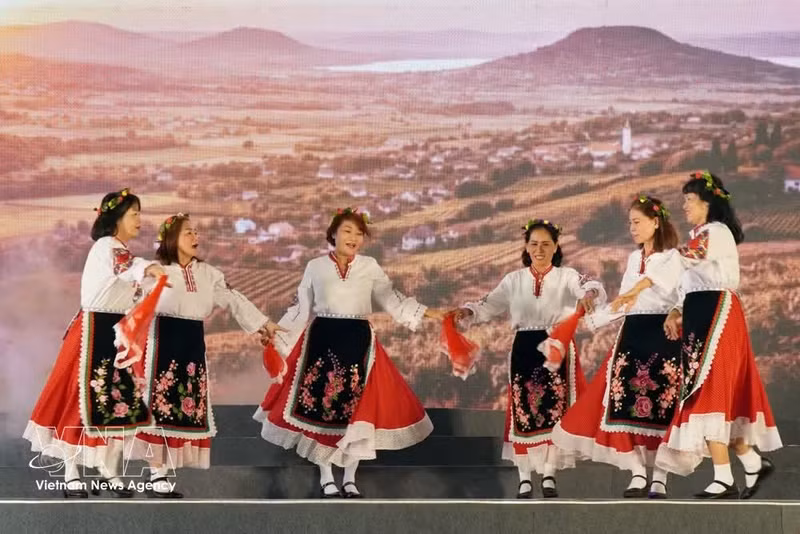 The Eastern European folk dance performance by members of the Viet Nam-Eastern European Friendship Association at the "Melodies of Friendship" program in 2026. (Photo: VNA)