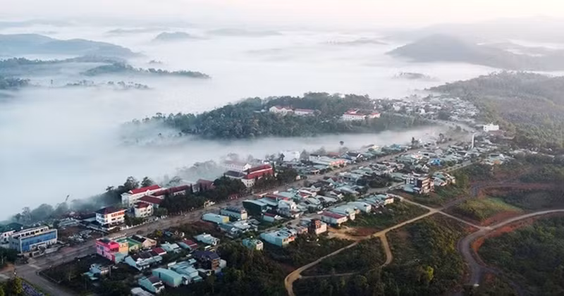 Clouds blanket Mang Den Commune. (Photo: KHIEU MINH) 