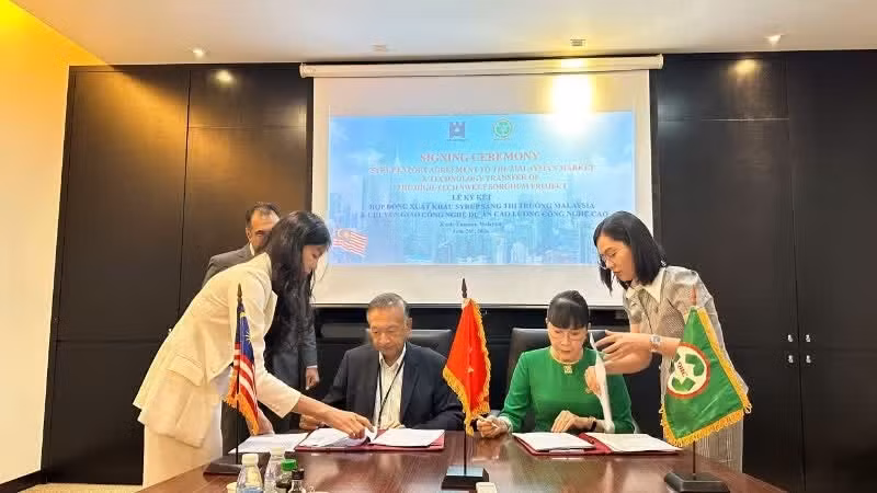 Executives of Antah Group and QHC Global sign the strategic cooperation agreement to develop a Halal-certified sorghum-based product ecosystem.