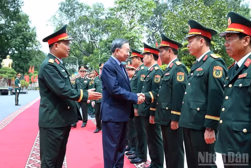 General Secretary of the Communist Party of Viet Nam and President To Lam, who is also Secretary of the Central Military Commission, visits Infantry Division 308 of Army Corps 12 under the Ministry of National Defence in Ha Noi on August 18 (Photo: NDO)