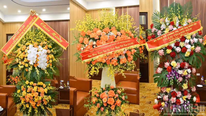 Party and State leaders send flowers to congratulate Nhan Dan Newspaper on the occasion of the 101st anniversary of Viet Nam Revolutionary Press Day.