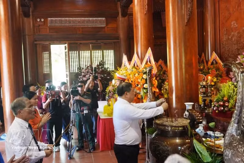 Standing Deputy Prime Minister Pham Gia Tuc offers incense in tribute to President Ho Chi Minh. (Photo: VNA) 