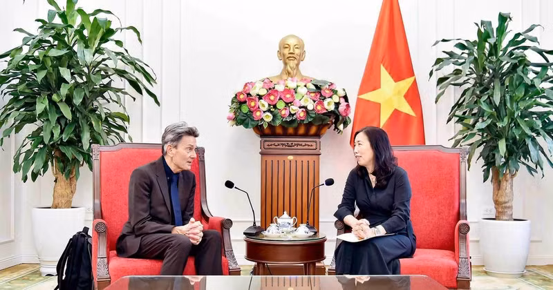 Deputy Minister of Foreign Affairs Le Thi Thu Hang receives Rolf Mutzenich, a member of the Foreign Affairs Committee of the German Bundestag, in Ha Noi on August 18. (Photo: baoquocte.vn)