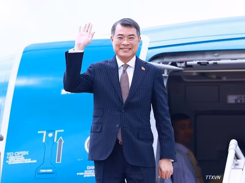 Prime Minister Le Minh Hung leaves Phnom Penh at noon October 10, concluding the wo-day official visit to Cambodia. (Photo: VNA)