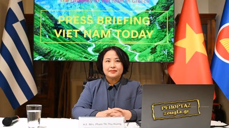 Vietnamese Ambassador to Greece Pham Thi Thu Huong speaks at the press briefing. (Photo: The Vietnamese Embassy in Greece)