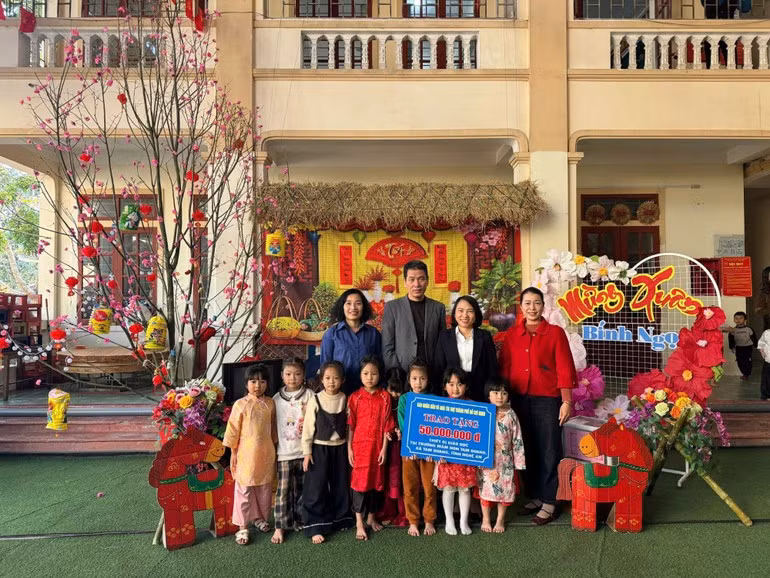 Representatives of Nhan Dan Newspaper in Nghe An present funding to support post-storm and flood recovery for Tam Quang Kindergarten, Tam Quang Commune.