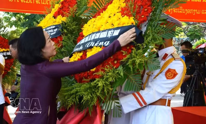 Vice Chairwoman of the National Assembly Nguyen Thi Thanh lays flowers in tribute to the fallen soldiers. (Photo: VNA)