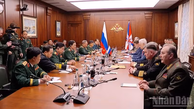 The two delegations hold talks.