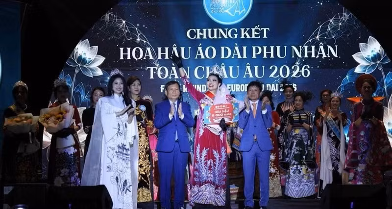 Nguyen Thuong Thuy from Finland wins the Mrs Ao Dai Europe (under 44) title (Photo: VNA) 