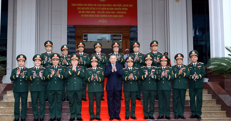 Party General Secretary and State President To Lam with leaders of the Ministry of National Defence and the Artillery and Missile Command at the ceremony.