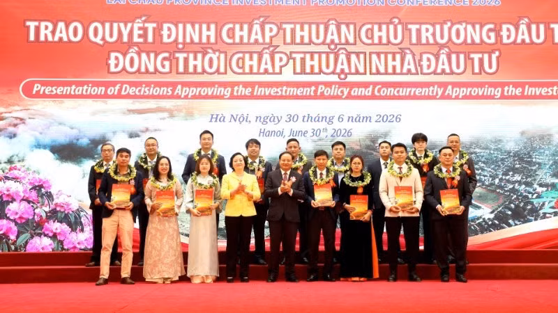 The Deputy Prime Minister and the Secretary of the Lai Chau Provincial Party Committee present investment approval decisions to businesses and investors.