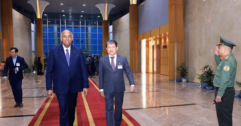 Standing Vice Chairman of the National Assembly’s Committee for National Defence, Security, and External Relations Vu Hai Ha welcomes President of the NA of Côte d’Ivoire Patrick Achi at Noi Bai International Airport. (Photo: VNA)