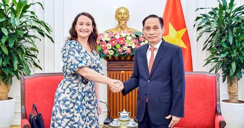 Foreign Minister Le Hoai Trung receives Uruguayan Deputy Foreign Minister Valeria Csukasi Cabrera. (Photo: VNA)