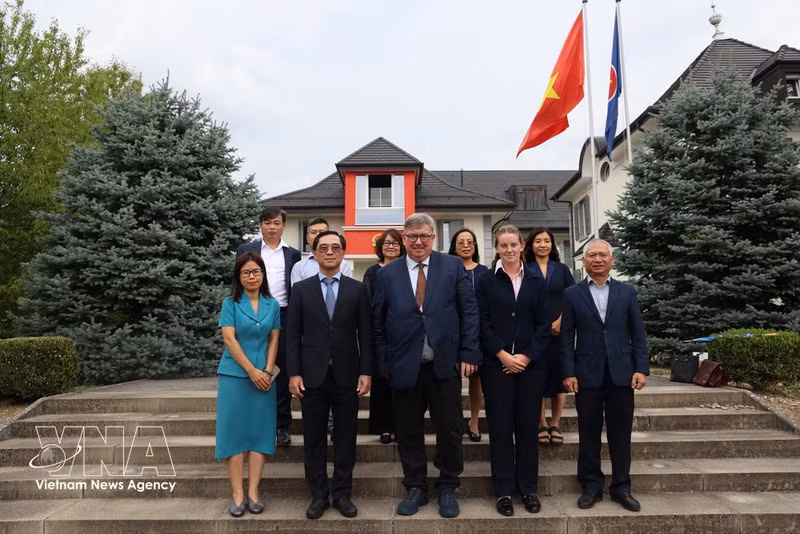 Delegates pose for a group photo with Professor Simon Evenett, founder of the St. Gallen Endowment for Prosperity Through Trade and Professor of Geopolitics and Strategy at the International Institute for Management Development (IMD) in Switzerland. (Photo: VNA)