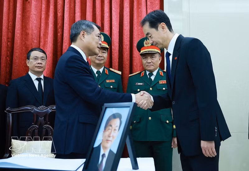 Prime Minister Le Minh Hung extends his condolences to officials of the Chinese Embassy in Viet Nam. (Photo: VNA)