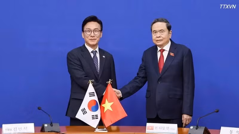 President of the Vietnamese National Assembly Tran Thanh Man (right) and Chairman of the Democratic Party of Korea Kim Min Seok meet in Seoul on September 7. (Photo: VNA) 