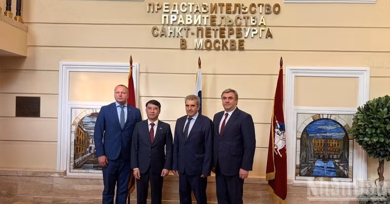 The meeting takes place at the Saint Petersburg Government’s Representative Office in Moscow.