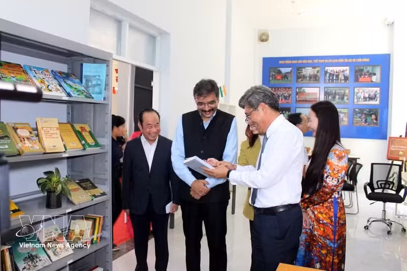 Delegates visit the Indian Cultural Space at the Lam Dong Provincial Library on May 22. (Photo: VNA)