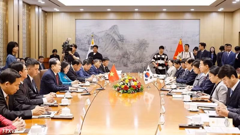 National Assembly President Tran Thanh Man and Speaker of the National Assembly of the Republic of Korea (RoK) Cho Jeong-sik hold talks in Seoul on September 7. (Photo: VNA)