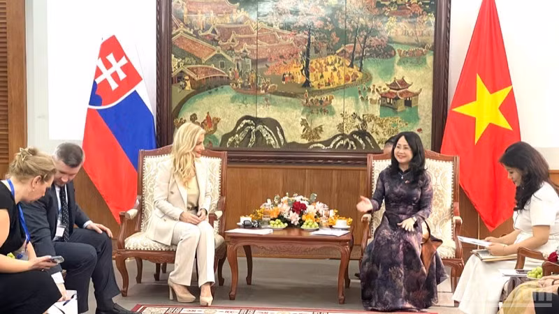 Minister of Culture, Sports and Tourism Lam Thi Phuong Thanh meets Slovak Minister of Culture Martina Šimkovičová.
