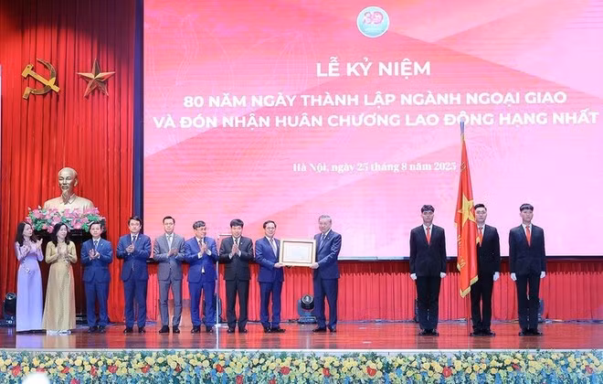 Party General Secretary To Lam presents a first-class Labour Order to the diplomatic sector. (Photo: VNA)
