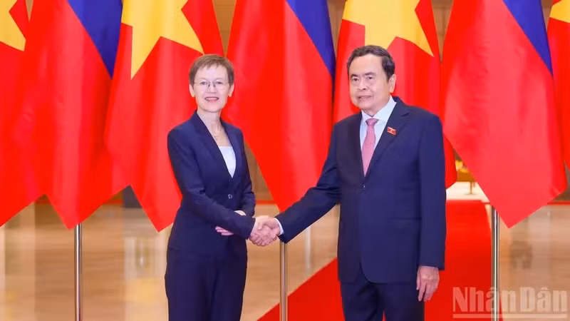 National Assembly President Tran Thanh Man (R) meets with Prime Minister of Liechtenstein Brigitte Haas at the National Assembly House in Ha Noi on October 19. (Photo: NDO)
