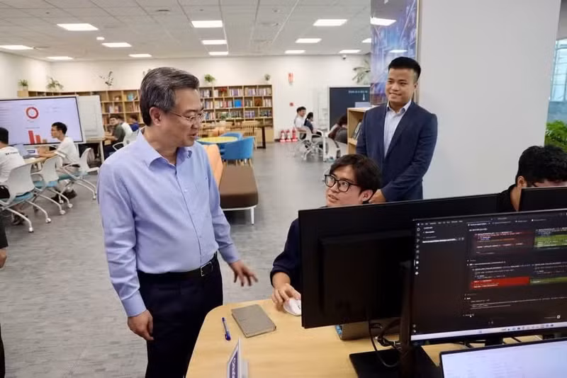 Nguyen Thanh Nghi talks with Vietnamese engineers working at Samsung Viet Nam’s R&amp;D Centre.