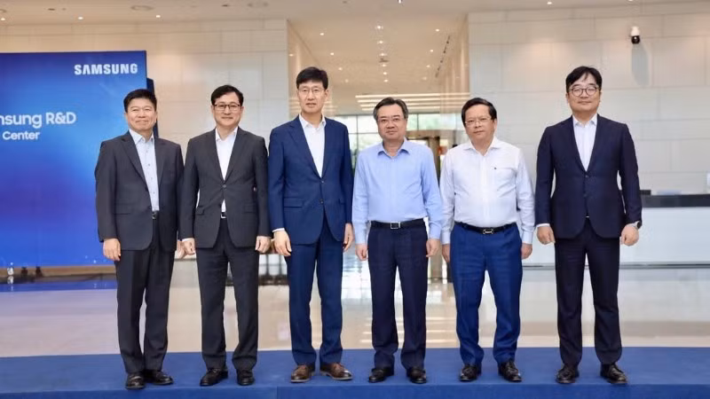 Members of the working delegation take photo with leaders of Samsung Viet Nam.