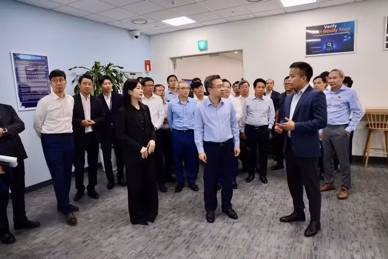 Politburo member Nguyen Thanh Nghi and other members of the delegation tour the facilities of Samsung Viet Nam’s R&amp;D Centre.