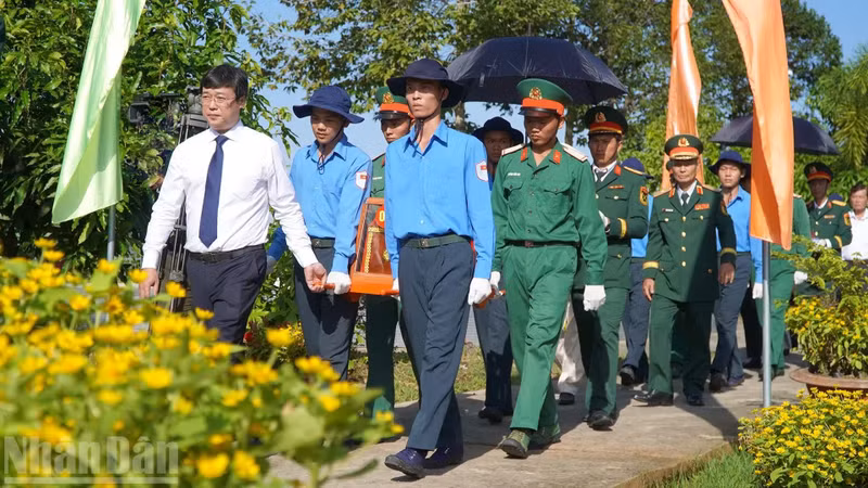 Leaders of Dong Thap Province and delegates attend the memorial and burial ceremony for Vietnamese volunteer soldiers and military experts who sacrificed their lives during different periods of the war in Cambodia and Viet Nam, July 2025. (Photo: HUU NGHIA)