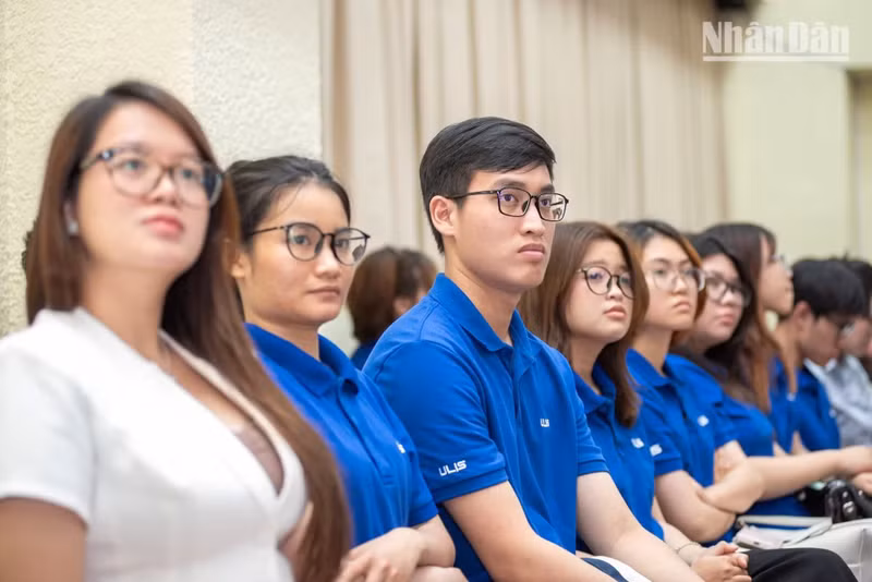 Students listen attentively to discussions about President Ho Chi Minh’s skilful diplomatic style when engaging with the Western press.