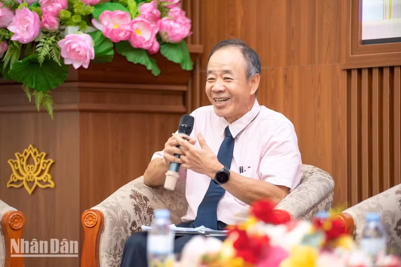 Ambassador Nguyen Thiep introduces three scholarly works on President Ho Chi Minh by William Duiker, Pierre Brocheux and Sophie Quinn-Judge.