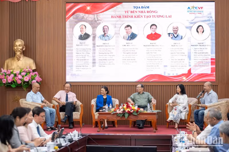 Delegates share views during the seminar.