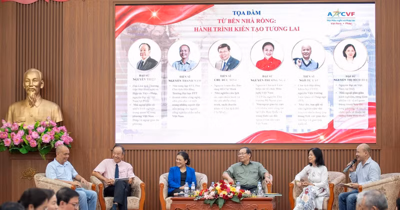 Delegates share their views during the seminar.