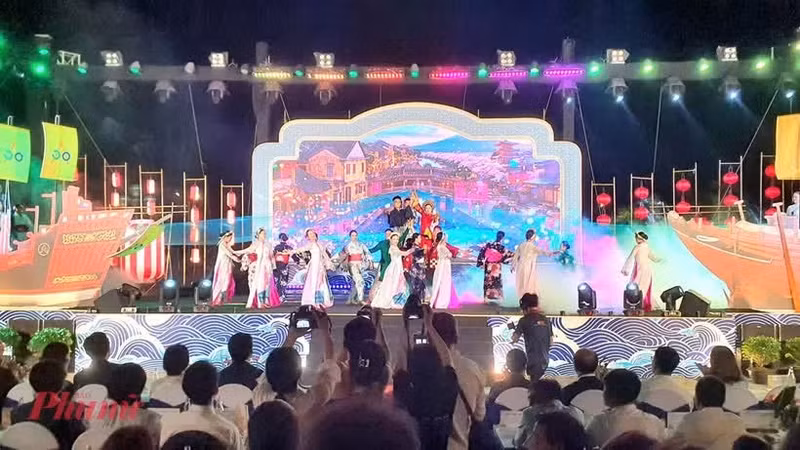 An art performance at the opening ceremony (Photo: phunuonline.com.vn) 